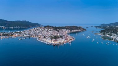 Yunanistan 'ın Saronik Körfezi' ndeki Poros Adası 'nın havacılık manzarası, renkli bir yaz günbatımında