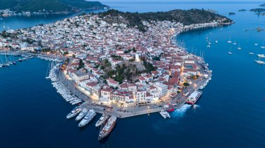 Yunanistan 'ın Saronik Körfezi' ndeki Poros Adası 'nın havacılık manzarası, renkli bir yaz günbatımında