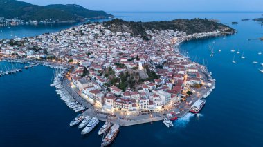 Yunanistan 'ın Saronik Körfezi' ndeki Poros Adası 'nın havacılık manzarası, renkli bir yaz günbatımında