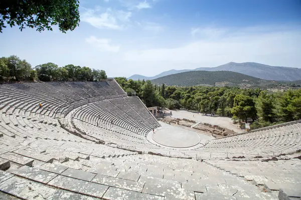 Epidaurus Antik Tiyatrosu, Yunan Epidaurus şehrinde antik Yunan tıp tanrısı Asclepius 'a adanmış bir tiyatrodur..