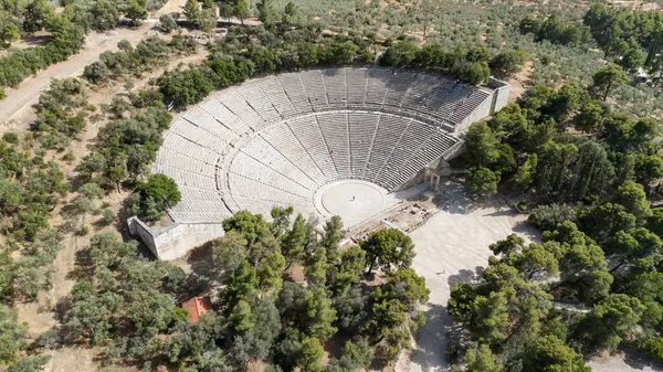 Epidaurus Antik Tiyatrosu, Yunan Epidaurus şehrinde antik Yunan tıp tanrısı Asclepius 'a adanmış bir tiyatrodur..