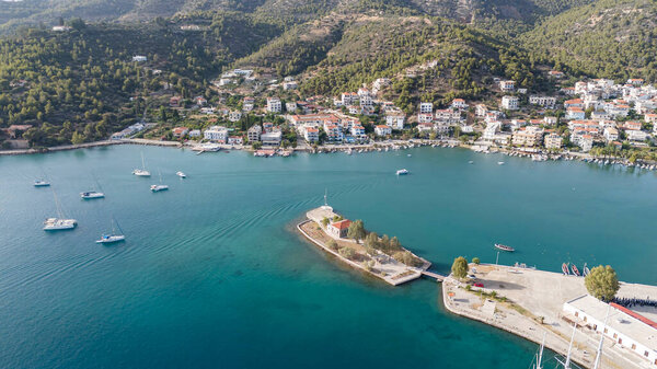 Воздушная панорама города и порта острова Порос в Сароническом заливе, Греция, во время красочного летнего заката