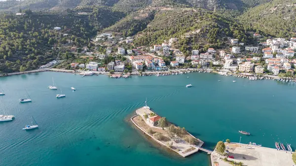 Yunanistan 'ın Saronik Körfezi' ndeki Poros Adası 'nın havacılık manzarası, renkli bir yaz günbatımında