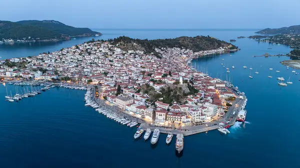 Yunanistan 'ın Saronik Körfezi' ndeki Poros Adası 'nın havacılık manzarası, renkli bir yaz günbatımında