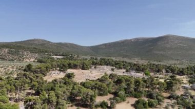 Epidaurus Antik Tiyatrosu, Yunan Epidaurus şehrinde antik Yunan tıp tanrısı Asclepius 'a adanmış bir tiyatrodur..