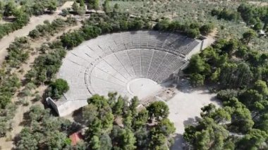Epidaurus Antik Tiyatrosu, Yunan Epidaurus şehrinde antik Yunan tıp tanrısı Asclepius 'a adanmış bir tiyatrodur..