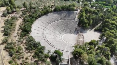 Epidaurus Antik Tiyatrosu, Yunan Epidaurus şehrinde antik Yunan tıp tanrısı Asclepius 'a adanmış bir tiyatrodur..