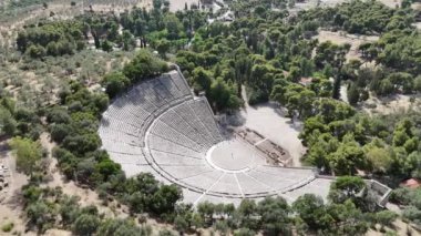 Epidaurus Antik Tiyatrosu, Yunan Epidaurus şehrinde antik Yunan tıp tanrısı Asclepius 'a adanmış bir tiyatrodur..