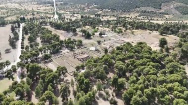 Epidaurus Antik Tiyatrosu, Yunan Epidaurus şehrinde antik Yunan tıp tanrısı Asclepius 'a adanmış bir tiyatrodur..