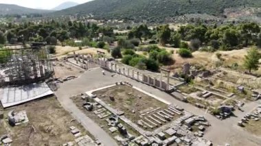 Epidaurus Antik Tiyatrosu, Yunan Epidaurus şehrinde antik Yunan tıp tanrısı Asclepius 'a adanmış bir tiyatrodur..