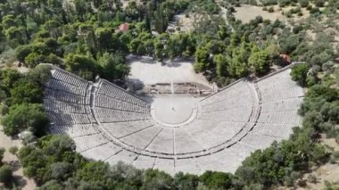 Epidaurus Antik Tiyatrosu, Yunan Epidaurus şehrinde antik Yunan tıp tanrısı Asclepius 'a adanmış bir tiyatrodur..