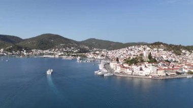 Yunanistan 'ın Saronik Körfezi' ndeki Poros Adası 'nın havacılık manzarası, renkli bir yaz günbatımında