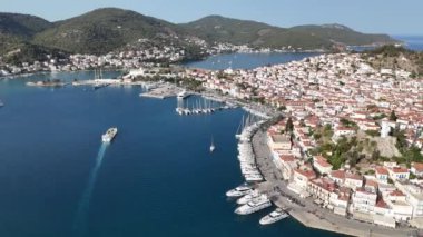 Yunanistan 'ın Saronik Körfezi' ndeki Poros Adası 'nın havacılık manzarası, renkli bir yaz günbatımında