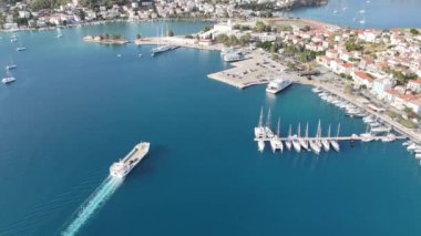 Yunanistan 'ın Saronik Körfezi' ndeki Poros Adası 'nın havacılık manzarası, renkli bir yaz günbatımında