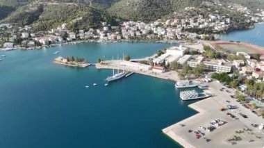 Yunanistan 'ın Saronik Körfezi' ndeki Poros Adası 'nın havacılık manzarası, renkli bir yaz günbatımında