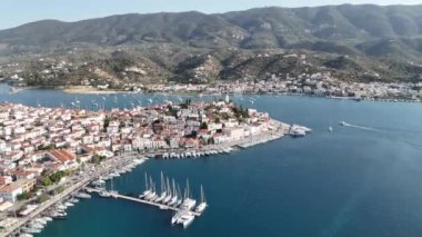 Yunanistan 'ın Saronik Körfezi' ndeki Poros Adası 'nın havacılık manzarası, renkli bir yaz günbatımında