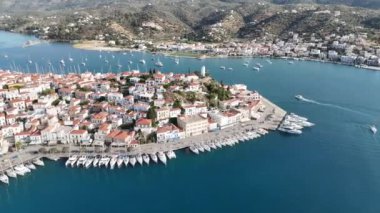 Yunanistan 'ın Saronik Körfezi' ndeki Poros Adası 'nın havacılık manzarası, renkli bir yaz günbatımında