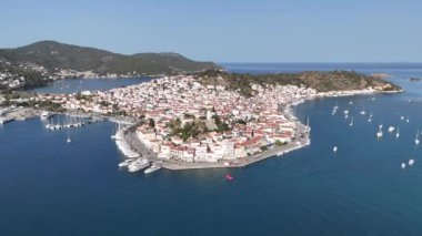 Yunanistan 'ın Saronik Körfezi' ndeki Poros Adası 'nın havacılık manzarası, renkli bir yaz günbatımında