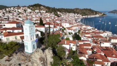 Yunanistan 'ın Saronik Körfezi' ndeki Poros Adası 'nın havacılık manzarası, renkli bir yaz günbatımında