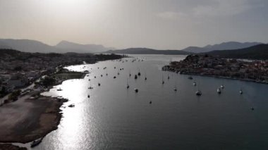 Yunanistan 'ın Saronik Körfezi' ndeki Poros Adası 'nın havacılık manzarası, renkli bir yaz günbatımında