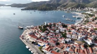 Yunanistan 'ın Saronik Körfezi' ndeki Poros Adası 'nın havacılık manzarası, renkli bir yaz günbatımında