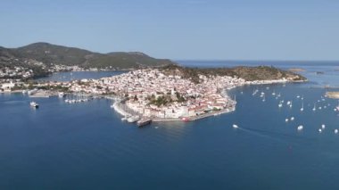 Yunanistan 'ın Saronik Körfezi' ndeki Poros Adası 'nın havacılık manzarası, renkli bir yaz günbatımında