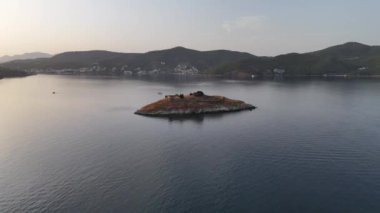 Yunanistan 'ın Saronik Körfezi' ndeki Poros Adası 'nın havacılık manzarası, renkli bir yaz günbatımında