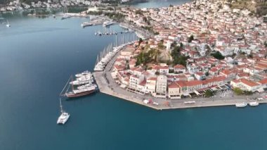 Yunanistan 'ın Saronik Körfezi' ndeki Poros Adası 'nın havacılık manzarası, renkli bir yaz günbatımında