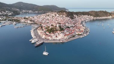 Yunanistan 'ın Saronik Körfezi' ndeki Poros Adası 'nın havacılık manzarası, renkli bir yaz günbatımında