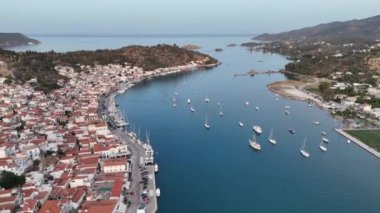 Yunanistan 'ın Saronik Körfezi' ndeki Poros Adası 'nın havacılık manzarası, renkli bir yaz günbatımında