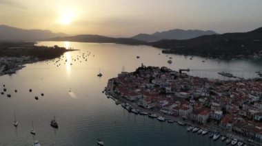 Yunanistan 'ın Saronik Körfezi' ndeki Poros Adası 'nın havacılık manzarası, renkli bir yaz günbatımında