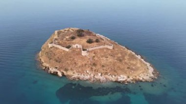 Yunanistan 'ın Saronik Körfezi' ndeki Poros Adası 'nın havacılık manzarası, renkli bir yaz günbatımında