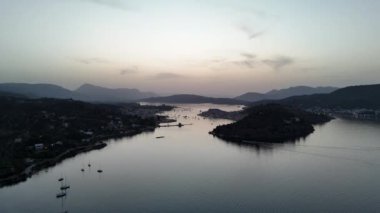 Yunanistan 'ın Saronik Körfezi' ndeki Poros Adası 'nın havacılık manzarası, renkli bir yaz günbatımında