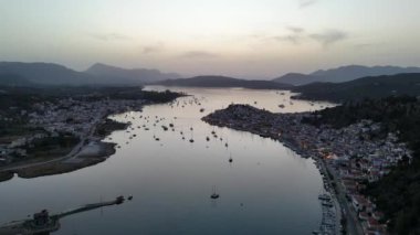 Yunanistan 'ın Saronik Körfezi' ndeki Poros Adası 'nın havacılık manzarası, renkli bir yaz günbatımında