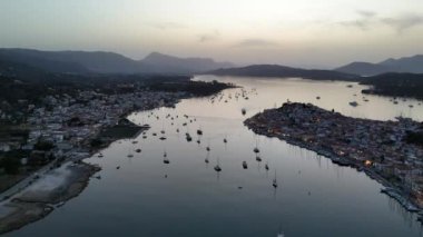 Yunanistan 'ın Saronik Körfezi' ndeki Poros Adası 'nın havacılık manzarası, renkli bir yaz günbatımında