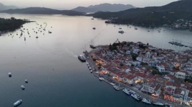 Yunanistan 'ın Saronik Körfezi' ndeki Poros Adası 'nın havacılık manzarası, renkli bir yaz günbatımında