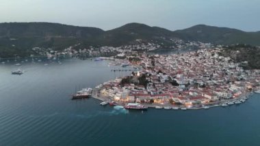 Yunanistan 'ın Saronik Körfezi' ndeki Poros Adası 'nın havacılık manzarası, renkli bir yaz günbatımında