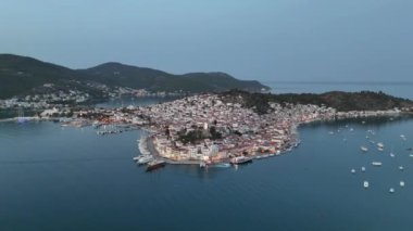 Yunanistan 'ın Saronik Körfezi' ndeki Poros Adası 'nın havacılık manzarası, renkli bir yaz günbatımında