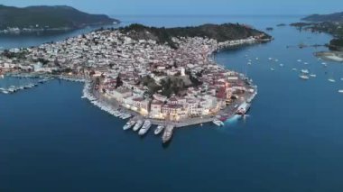 Yunanistan 'ın Saronik Körfezi' ndeki Poros Adası 'nın havacılık manzarası, renkli bir yaz günbatımında