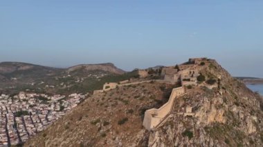 Yunanistan 'da Nafplion şehrinin bulunduğu yeşil yarımada mavi Akdeniz, eski kasaba çatıları ve küçük liman