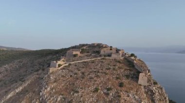 Yunanistan 'da Nafplion şehrinin bulunduğu yeşil yarımada mavi Akdeniz, eski kasaba çatıları ve küçük liman