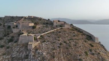 Yunanistan 'da Nafplion şehrinin bulunduğu yeşil yarımada mavi Akdeniz, eski kasaba çatıları ve küçük liman