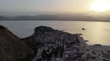 Yunanistan 'da Nafplion şehrinin bulunduğu yeşil yarımada mavi Akdeniz, eski kasaba çatıları ve küçük liman