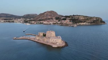 Yunanistan 'da Nafplion şehrinin bulunduğu yeşil yarımada mavi Akdeniz, eski kasaba çatıları ve küçük liman