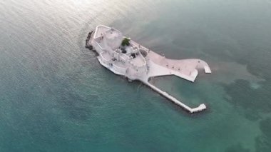 Yunanistan 'da Nafplion şehrinin bulunduğu yeşil yarımada mavi Akdeniz, eski kasaba çatıları ve küçük liman