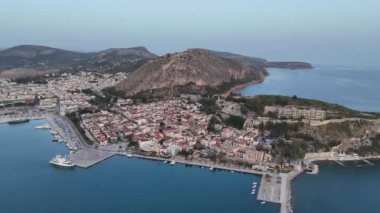 Yunanistan 'da Nafplion şehrinin bulunduğu yeşil yarımada mavi Akdeniz, eski kasaba çatıları ve küçük liman