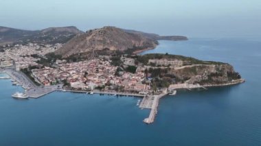 Yunanistan 'da Nafplion şehrinin bulunduğu yeşil yarımada mavi Akdeniz, eski kasaba çatıları ve küçük liman