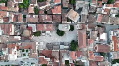 Yunanistan 'da Nafplion şehrinin bulunduğu yeşil yarımada mavi Akdeniz, eski kasaba çatıları ve küçük liman