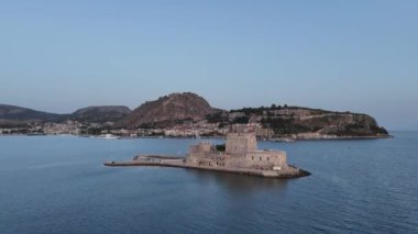 Yunanistan 'da Nafplion şehrinin bulunduğu yeşil yarımada mavi Akdeniz, eski kasaba çatıları ve küçük liman