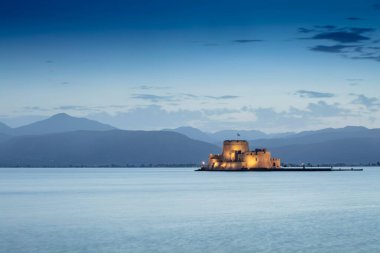 Geceleri Nafplio 'daki Bourtzi su kalesi. Nafplio Yunanistan 'ın Moreloponnese yarımadasında bir liman kentidir..